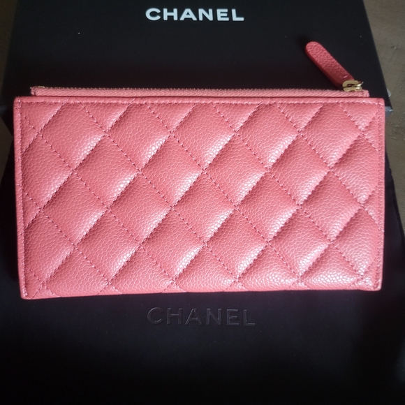 CHANEL Iridescent Caviar Classic Zip Pouch - Picture 4 of 11